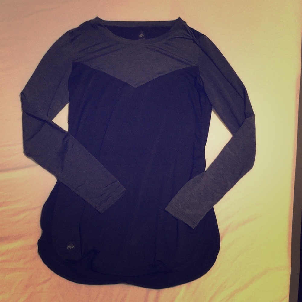 Senita athletics long sleeve shirt in size S